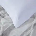 بيت مخدة فندقي٢ قطعة لون ابيض