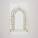 سجادة صلاة شنيل باللون الأوف وايت