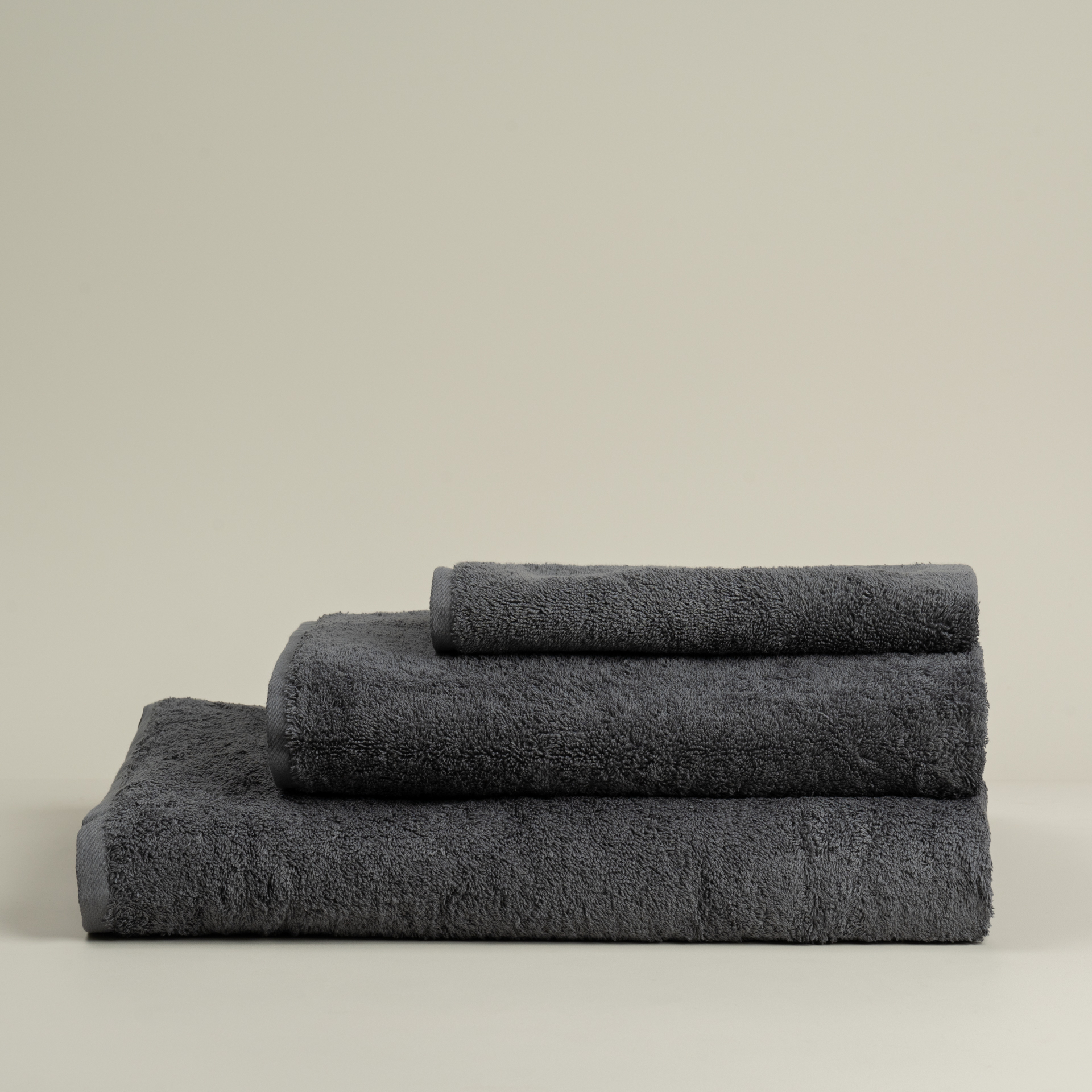 منشفة قطن رصاصي غامق بعده مقاسات منشفة قطن رصاصي غامق بعده مقاسات