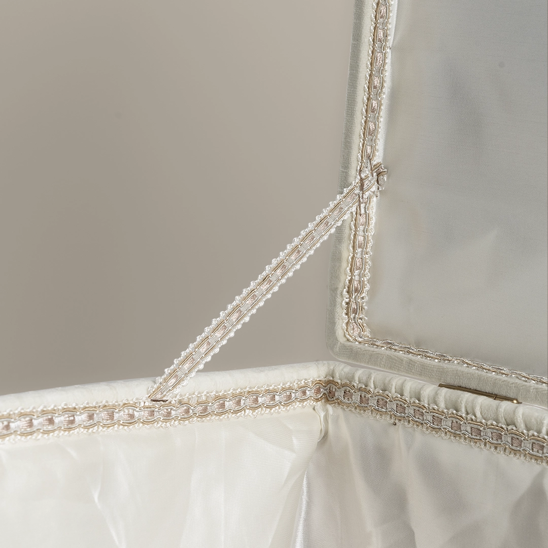 صندوق سجاد صلاة بلون أوف وايت صندوق سجاد صلاة بلون أوف وايت