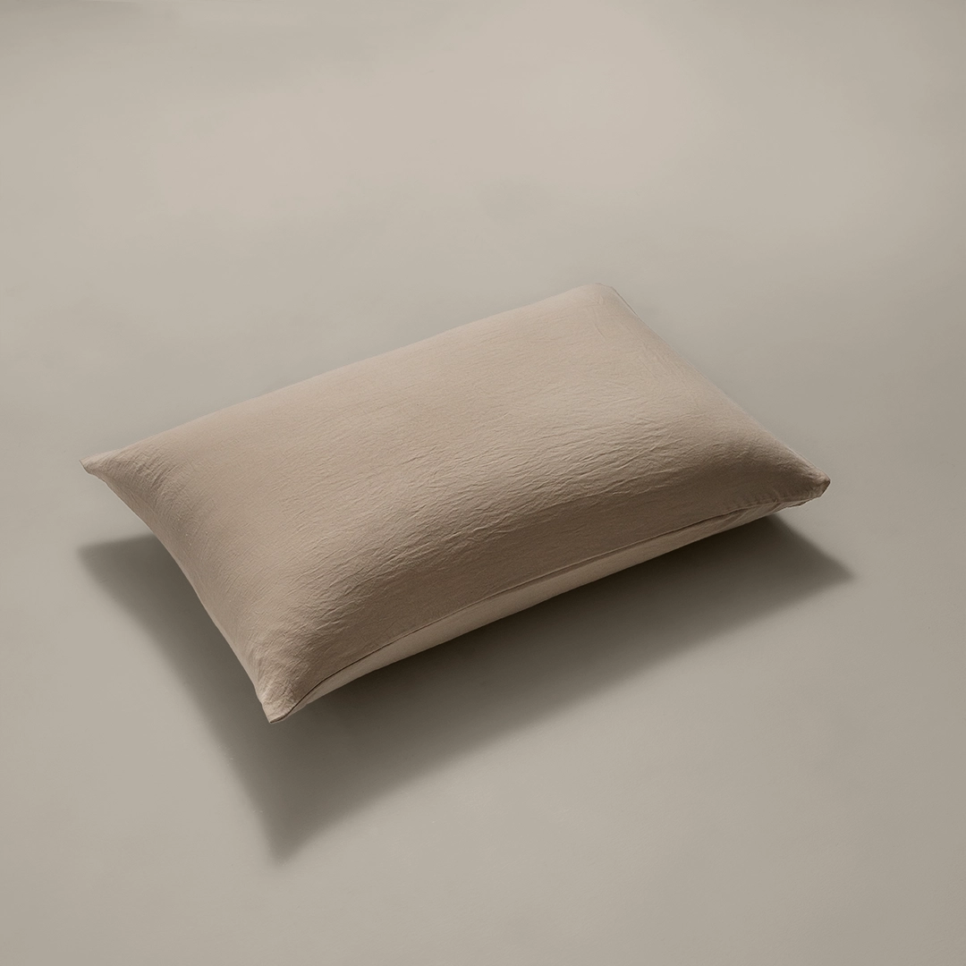 بيت مخدة ميكرو ٢ قطعة لون بيج غامق بيت مخدة ميكرو ٢ قطعة لون بيج غامق - الصورة 2