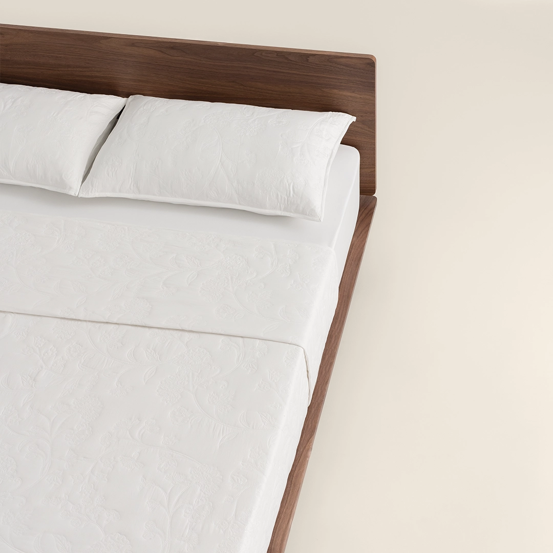 لحاف مضغوط مطرز مايكرو أوف وايت لحاف مضغوط مطرز مايكرو أوف وايت