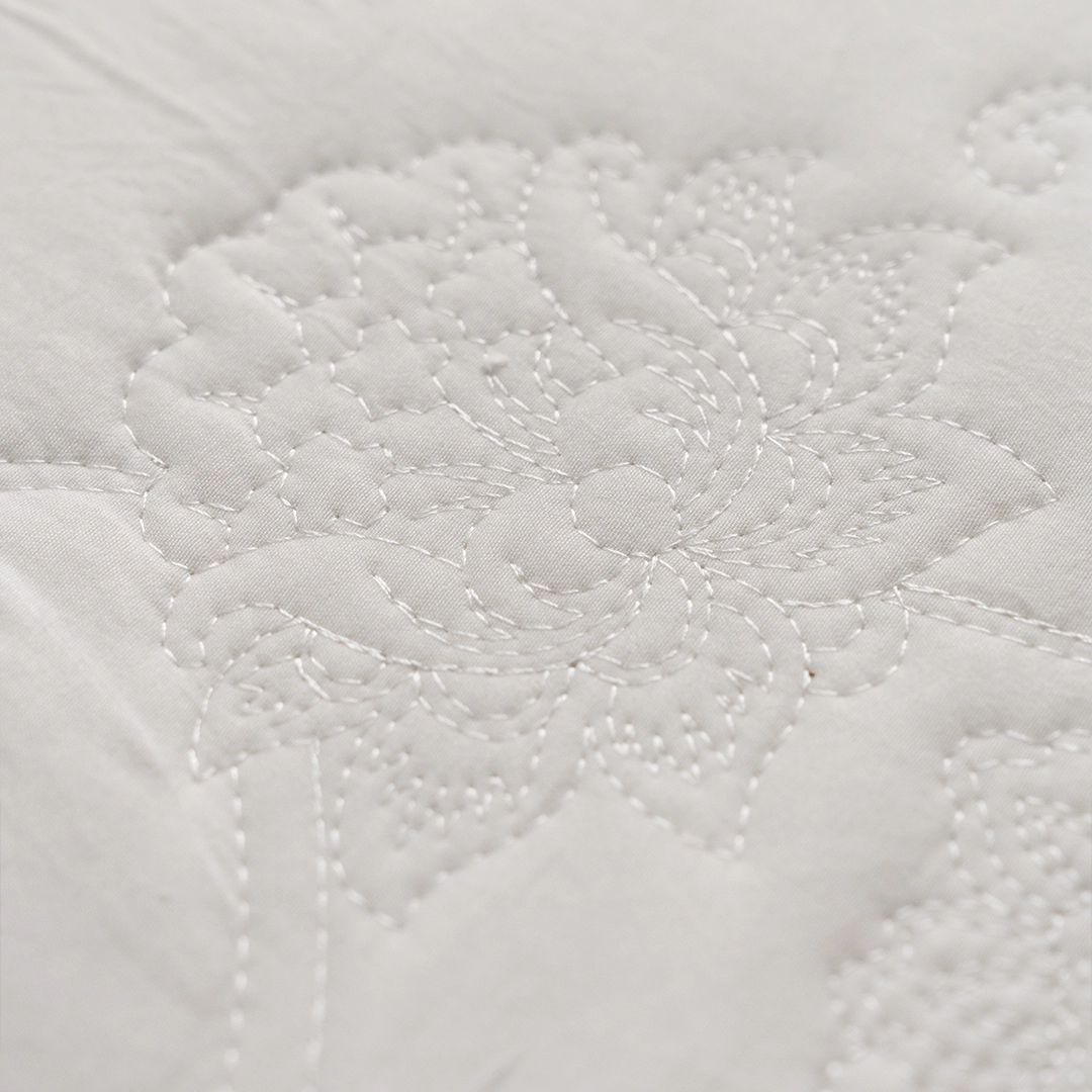 لحاف مضغوط مطرز مايكرو أوف وايت لحاف مضغوط مطرز مايكرو أوف وايت