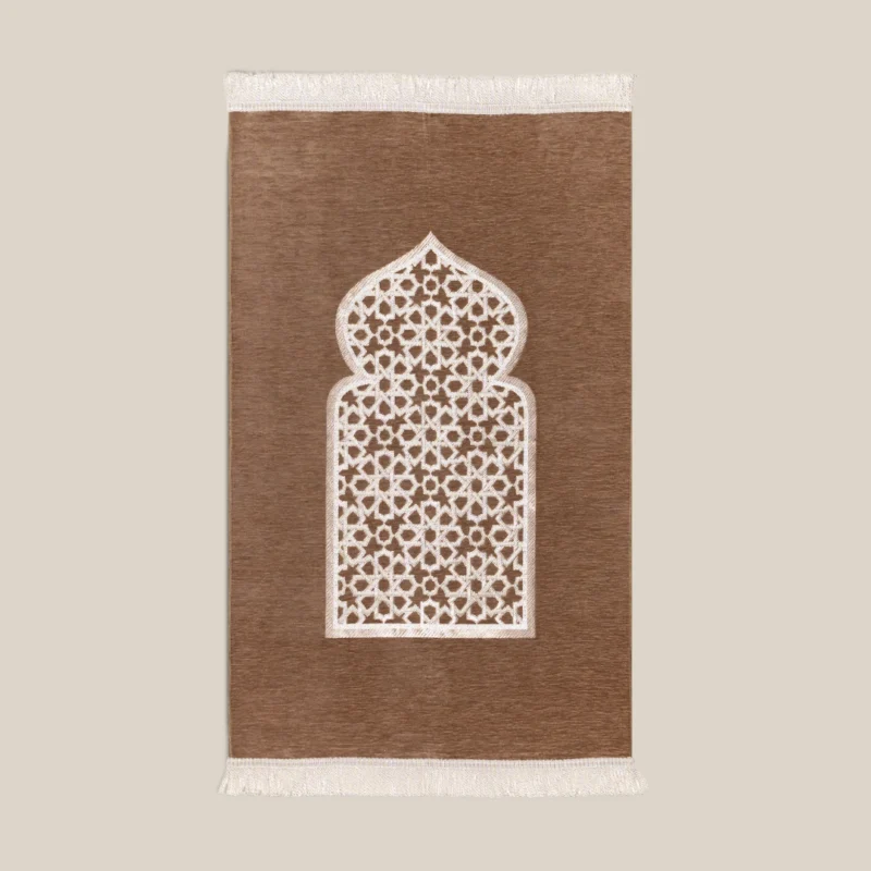 سجادة صلاة شنيل باللون البيج االغامق
