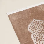 سجادة صلاة شنيل باللون البيج االغامق