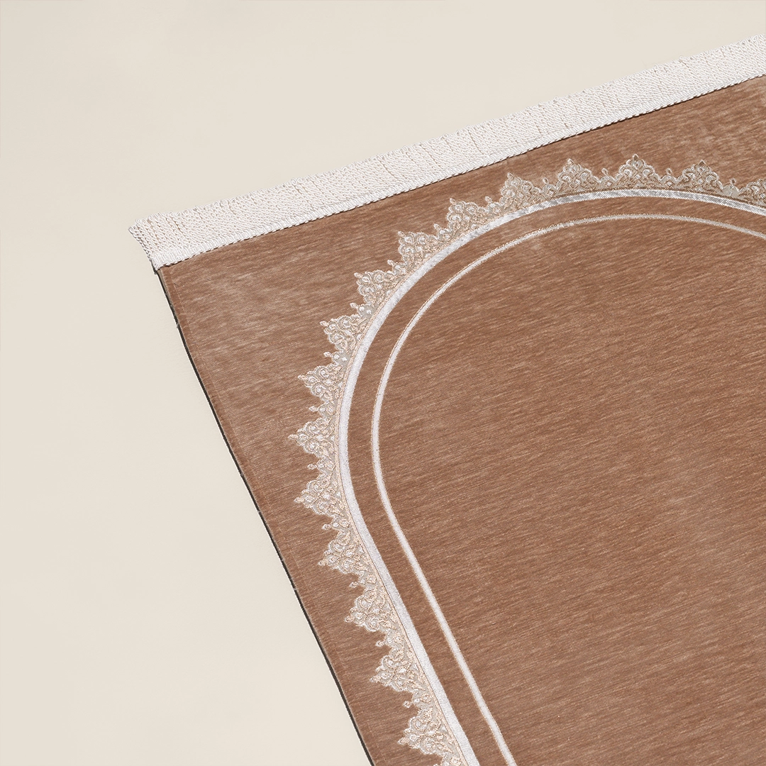 سجادة صلاة شنيل بلون بيج غامق سجادة صلاة شنيل بلون بيج غامق