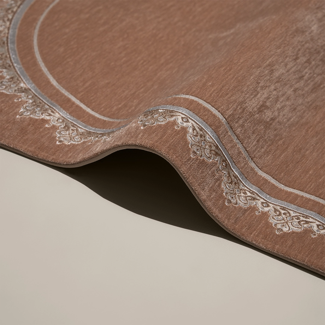 سجادة صلاة شنيل بلون بيج غامق سجادة صلاة شنيل بلون بيج غامق