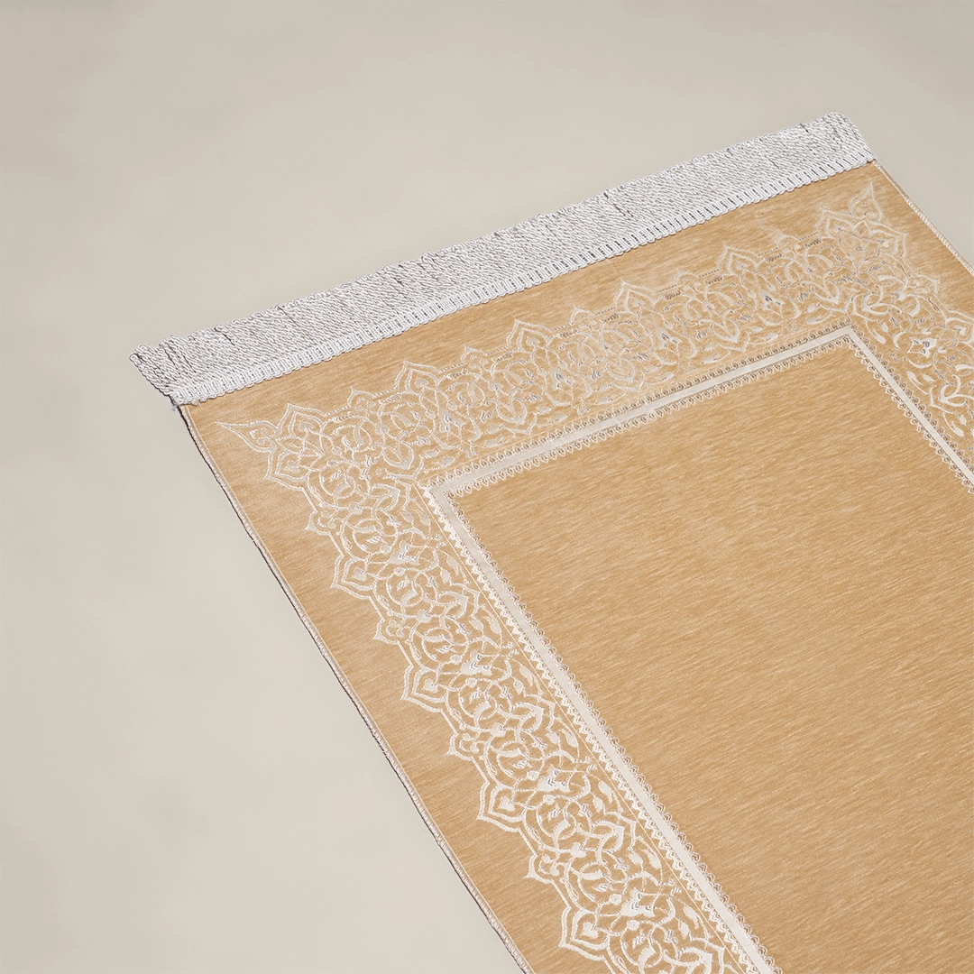 سجادة صلاة شنيل بلون بيج غامق سجادة صلاة شنيل بلون بيج غامق