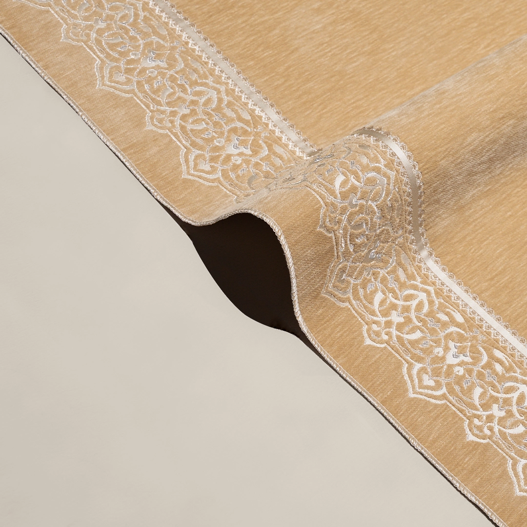 سجادة صلاة شنيل بلون بيج غامق سجادة صلاة شنيل بلون بيج غامق