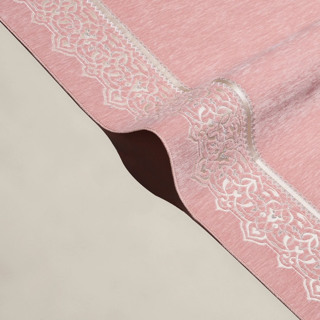 سجادة صلاة شنيل بلون بينك سجادة صلاة شنيل بلون بينك