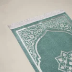 سجادة صلاة شنيل باللون الأخضر