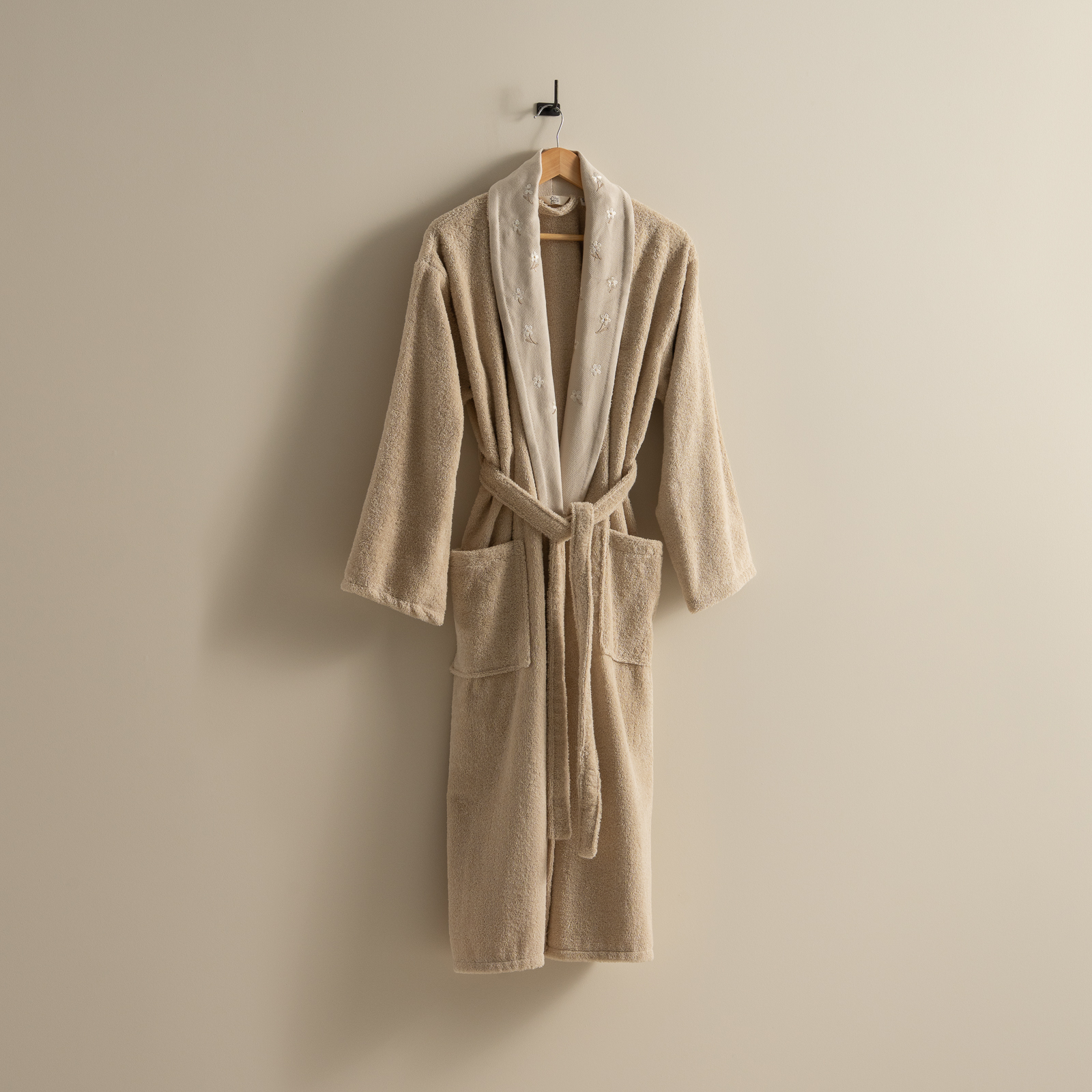روب حمام قطن مطرز بيج غامق روب حمام قطن مطرز بيج غامق