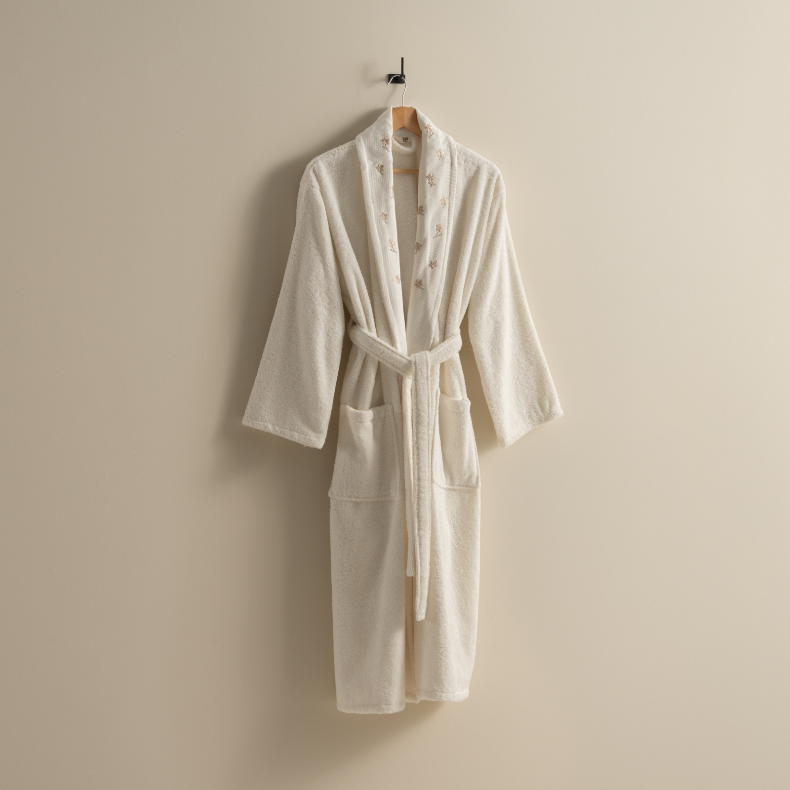 روب حمام قطن مطرز أوف وايت روب حمام قطن مطرز أوف وايت