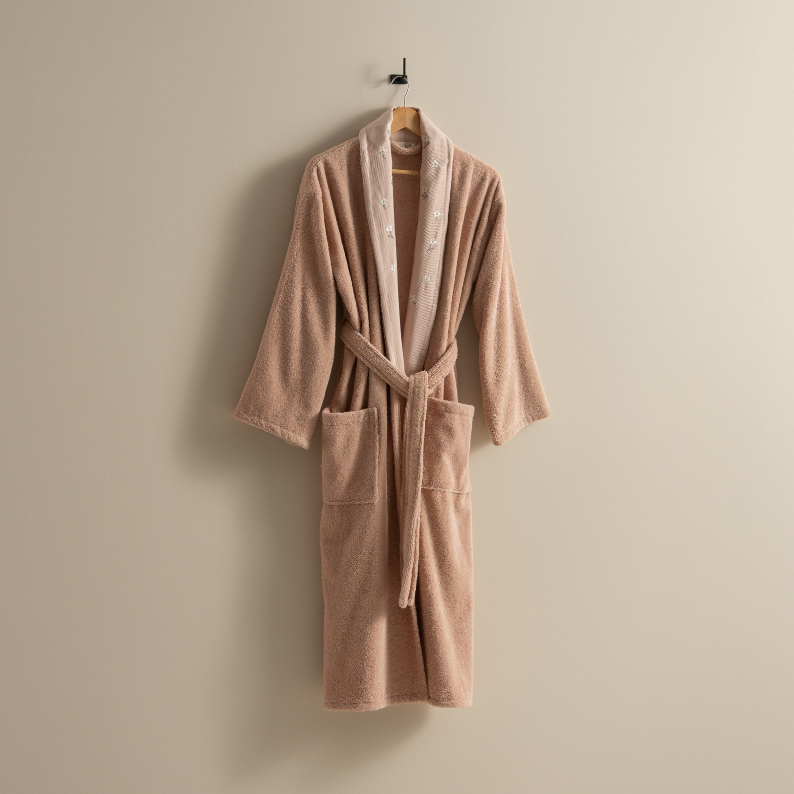 روب حمام قطن مطرز بينك روب حمام قطن مطرز بينك