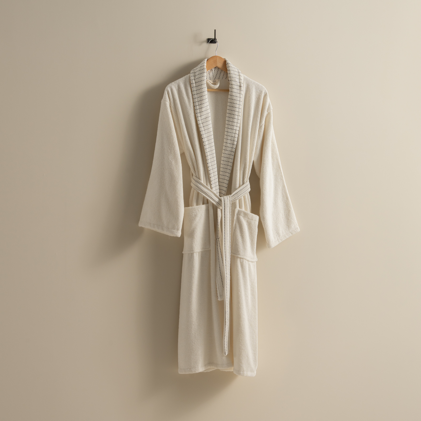 روب حمام قطن بلون أوف وايت روب حمام قطن بلون أوف وايت