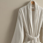 روب حمام قطن فندقي بلون أبيض