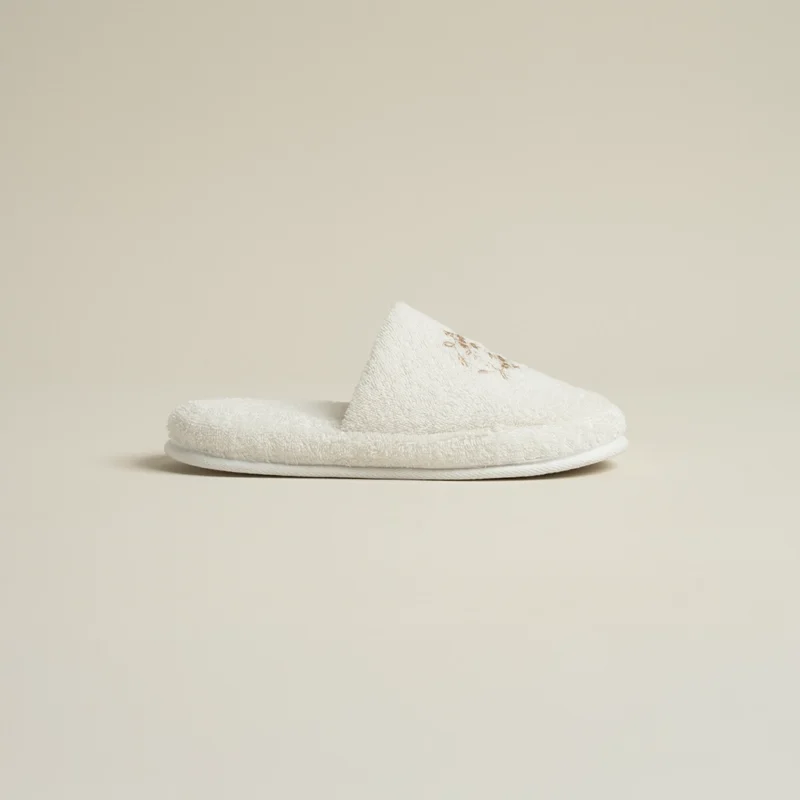 سليبر قطن مطرز مقاس ٤٠ لون أوف وايت