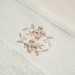 منشفة قطن مطرز أوف وايت