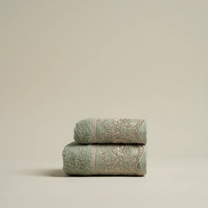 منشفة قطن مطرز لون أخضر