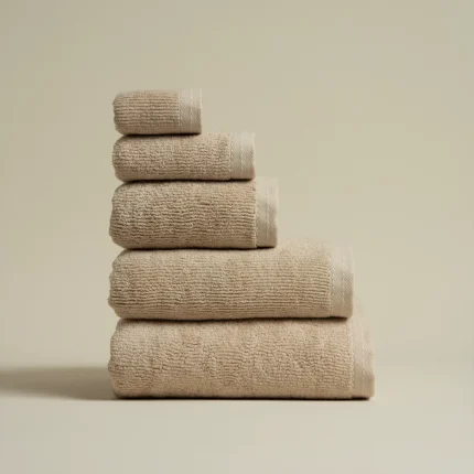 منشفة قطن لون بيج غامق بعده مقاسات