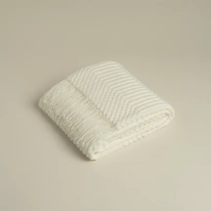 رمية كنب اكريليك أوف وايت