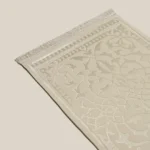 سجادة صلاة شنيل باللون الأوف وايت